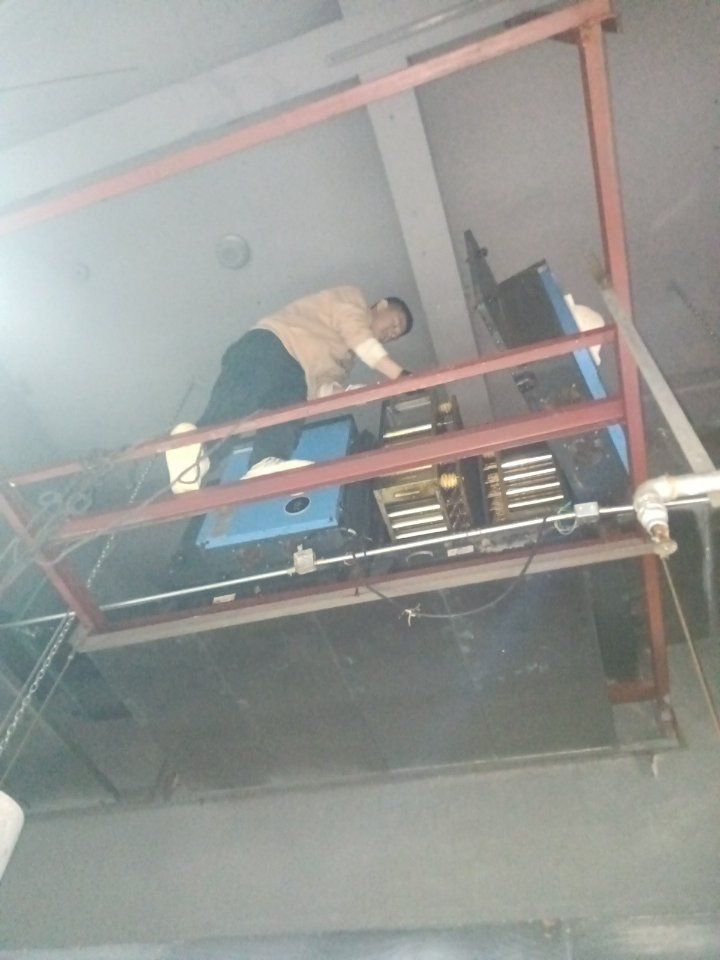 郑州本地推荐：郑州油烟机清洗服务哪家好？天得一提供五星级清洗方案。 - 清洗前 - 郑州天得一国家一级资质团队作业实拍